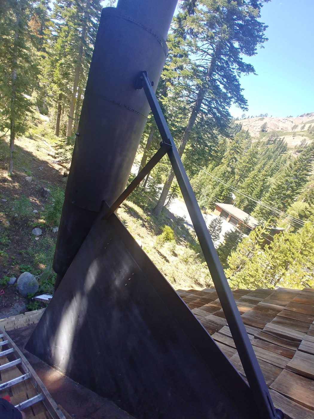 Triangular snow splitter combined with a long chimney brace